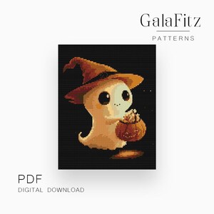 Könnte beinhalten: Digitaler Download eines pixeligen Geistes mit einem braunen Hexenhut und einem Kürbis. Der Geist hat große schwarze Augen und hält einen Kürbis voller Leckereien. Der Text "GalaFitz PATTERNS" und "PDF DIGITAL DOWNLOAD" ist vorhanden.