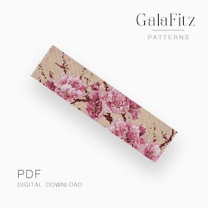 Op de afbeelding: Een digitaal downloadpatroon met een bloemenontwerp. Het patroon toont een kralenontwerp met roze bloemen en bruine takken op een beige achtergrond. De tekst "PDF DIGITALE DOWNLOAD" staat onderaan, met "GalaFitz PATTERNS" bovenaan.