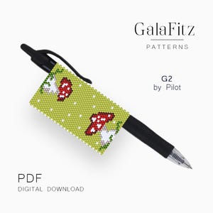 Op de afbeelding: Een zwarte pen met een groen en wit kralenontwerp met rode paddenstoelen. Het ontwerp is een PDF digitale download van GalaFitz Patterns. De pen is een G2 van Pilot.