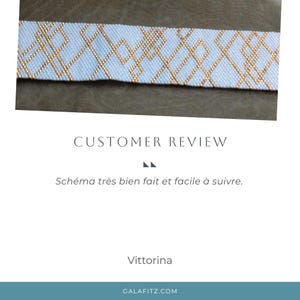 May include: A light blue and gold beaded band with a geometric pattern. The image includes the text "CUSTOMER REVIEW" and "Sch&eacute;ma tr&egrave;s bien fait et facile &agrave; suivre."