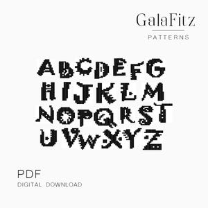 Puede incluir: Fuente de alfabeto en blanco y negro con un diseño gótico estilizado. Las letras son en negrita y tienen un aspecto ligeramente pixelado. El texto "GalaFitz Patterns" está en la parte superior de la imagen. El texto "PDF Descarga digital" está en la parte inferior de la imagen.