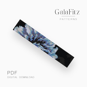 Puede incluir: Un patrón de pulsera de cuentas en formato PDF para descargar digitalmente con un diseño floral azul y blanco sobre fondo negro. El patrón se titula "GalaFitz Patterns".