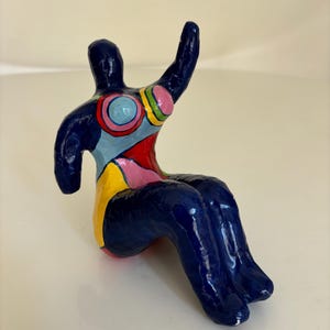 Después de la escultura de papel maché de Niki de Saint Phalle