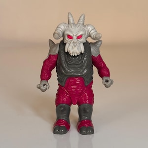1987 Hasbro Takara Transformers Pretenders Skullgrin toy figurine