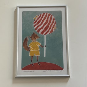 Peut inclure: Impression encadrée représentant un renard de dessin animé en chemise et short à pois jaunes, tenant une grande sucette rayée rouge et blanche. Le fond est turquoise avec un sol rouge. L'impression est signée et datée.