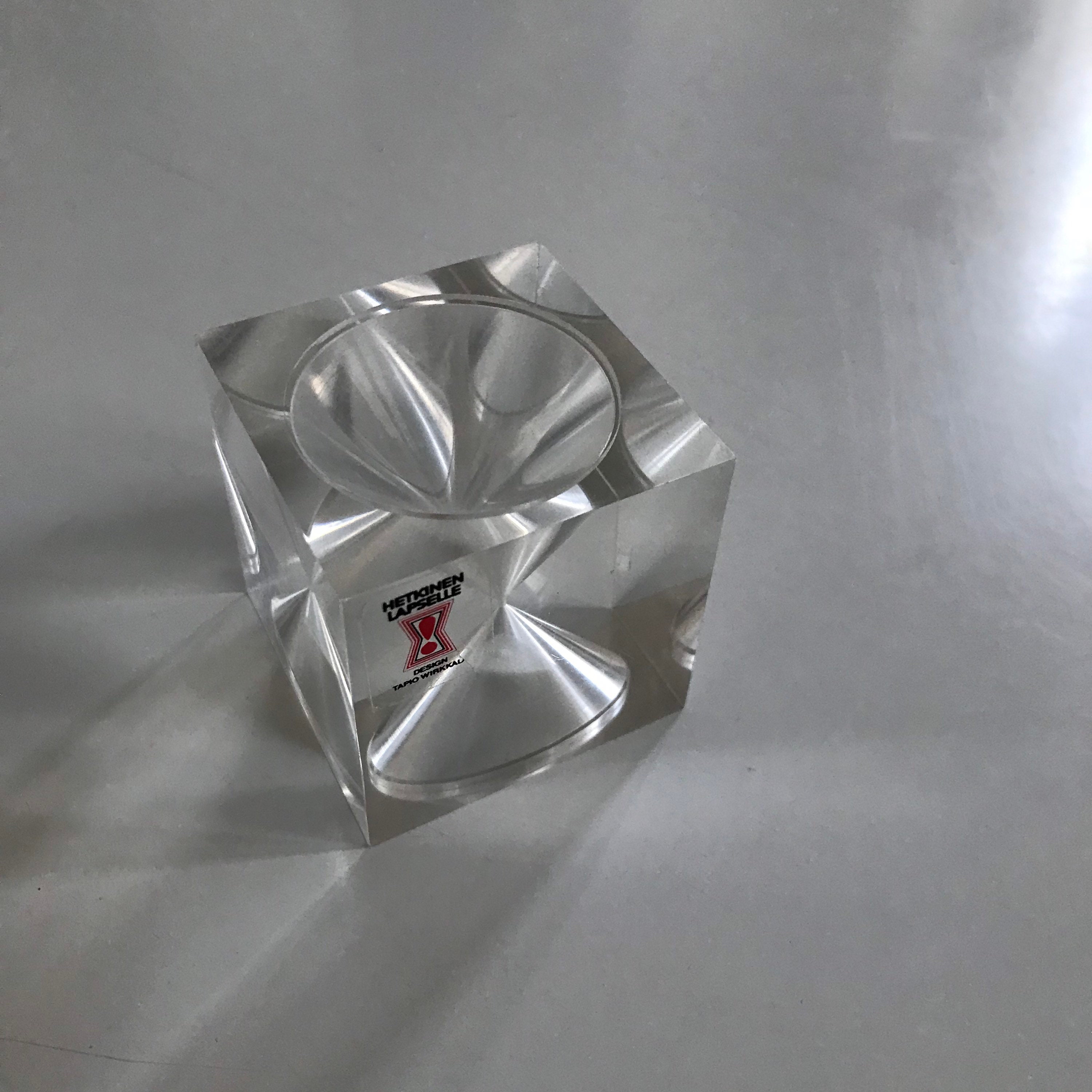 タピオ・ウィルッカラの小さなアクリル砂時計 vakumotuote - Etsy 日本