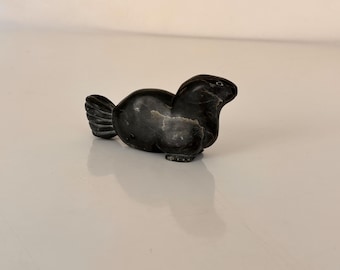 ヴィンテージの石彫りのラッコの置物 ソーン アーツ カナダ - Etsy 日本