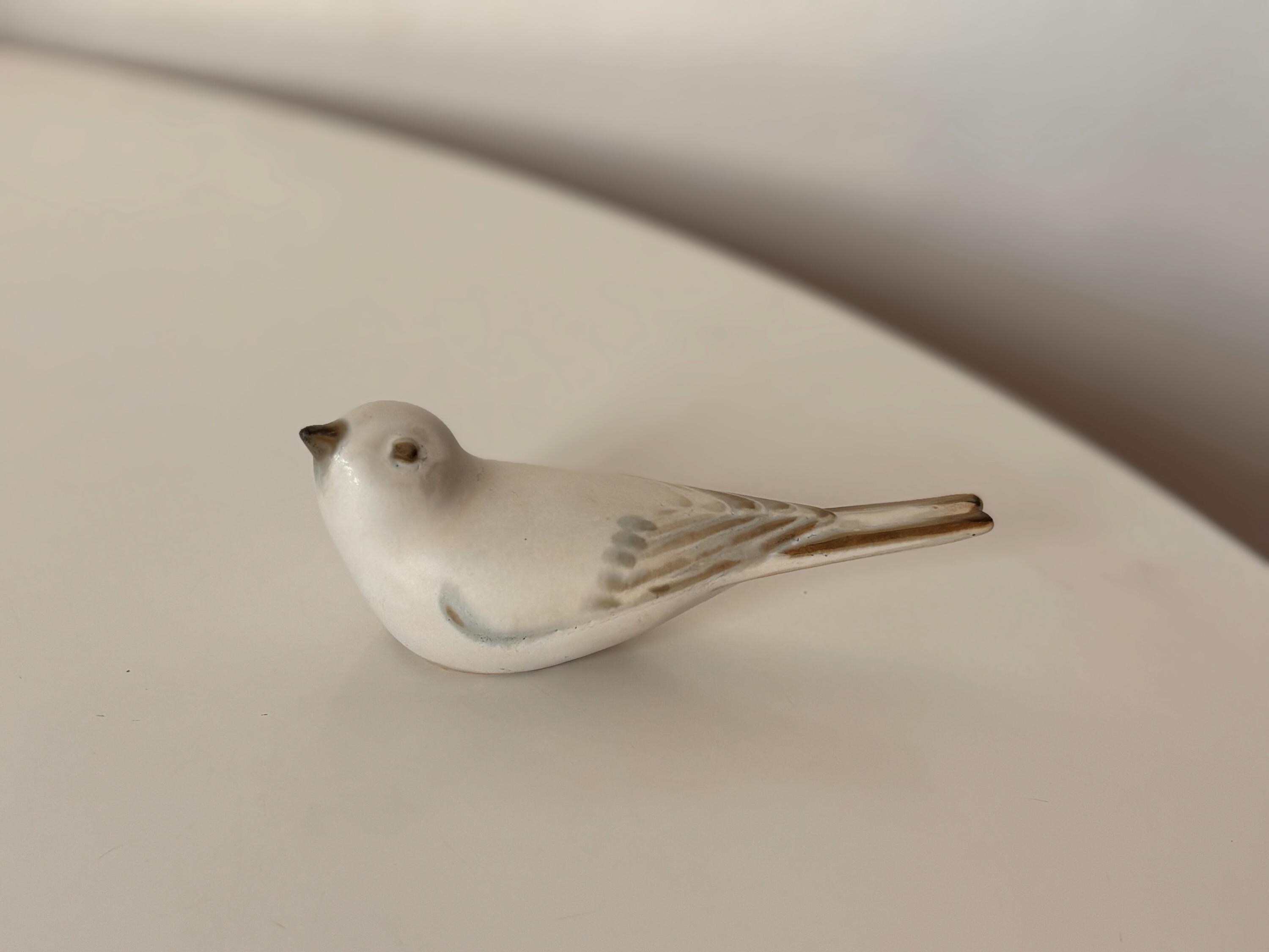 アンティークの磁器の小鳥 アンティーク調のおしゃれな雑貨、シノワズリーの雰囲気が漂う真鍮