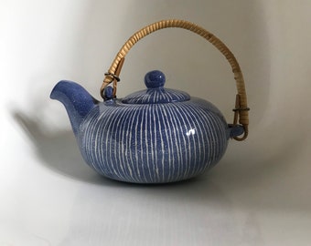 Kupittaan savi teapot rattan handle