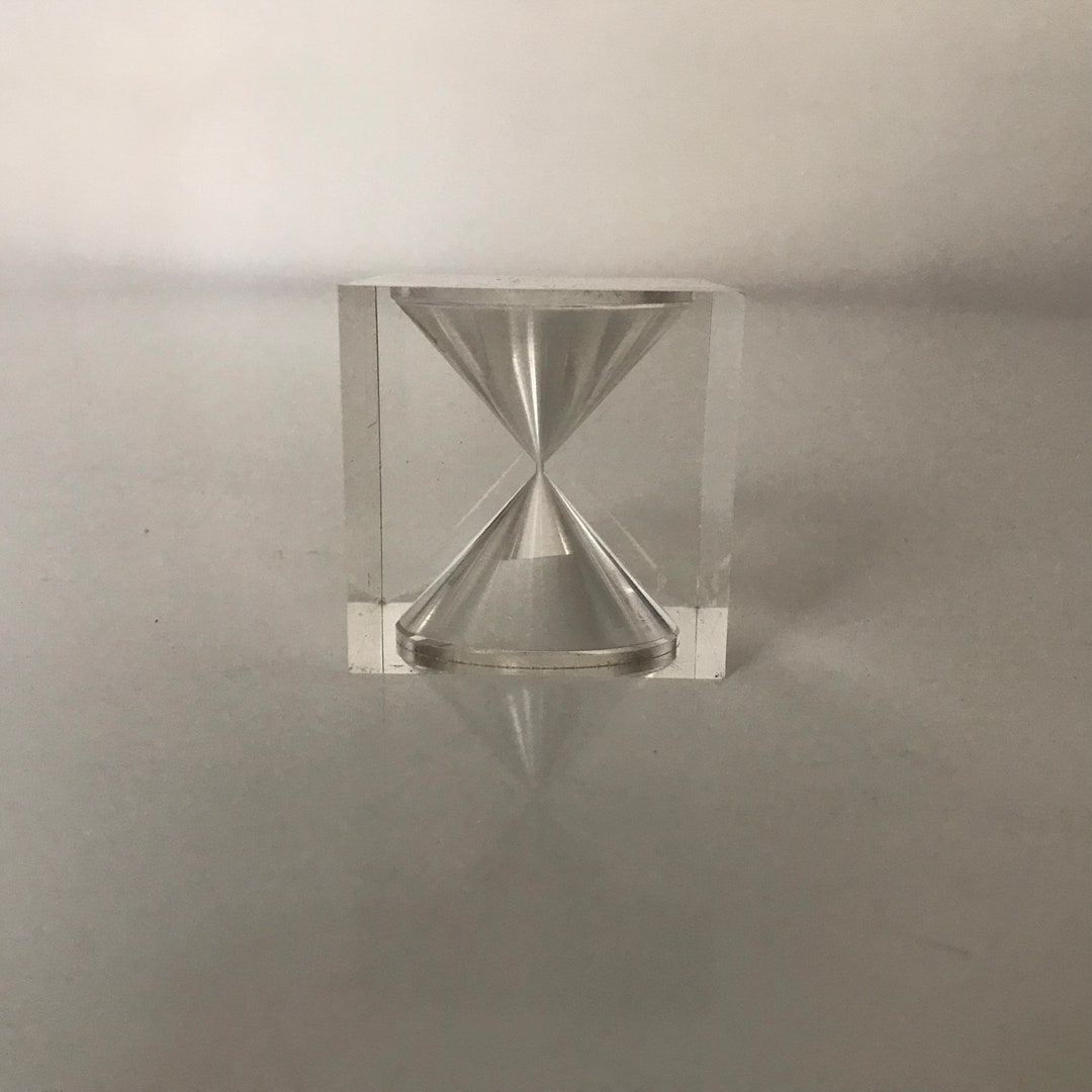 タピオ・ウィルッカラの小さなアクリル砂時計 vakumotuote - Etsy 日本