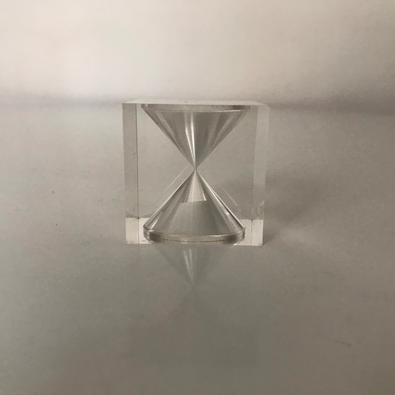タピオ・ウィルッカラの小さなアクリル砂時計 vakumotuote - Etsy 日本