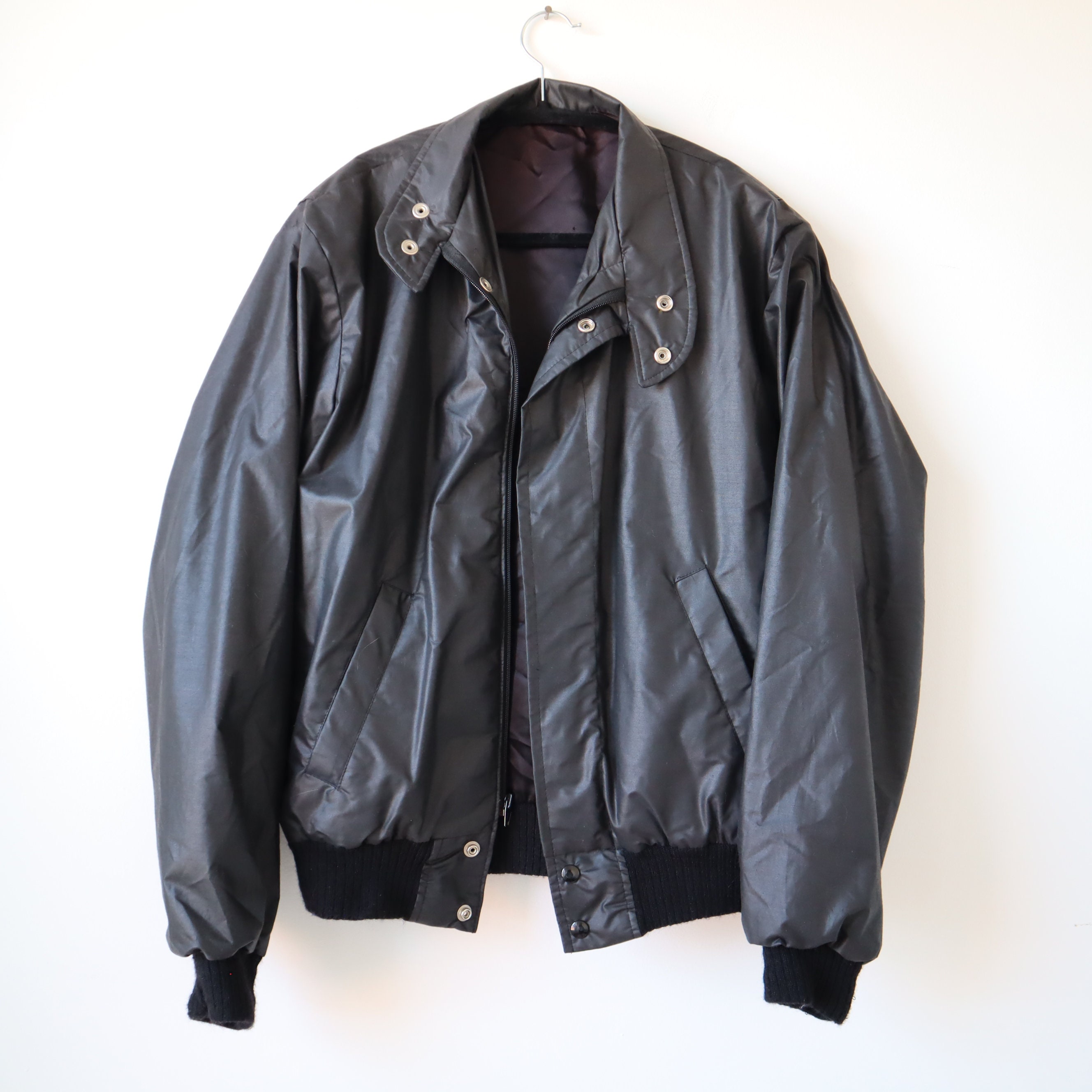 ジャケット・アウター 90s vintage short Black bomber jacket Vintage 90s Black Bomber Jacket With Retro Graphic