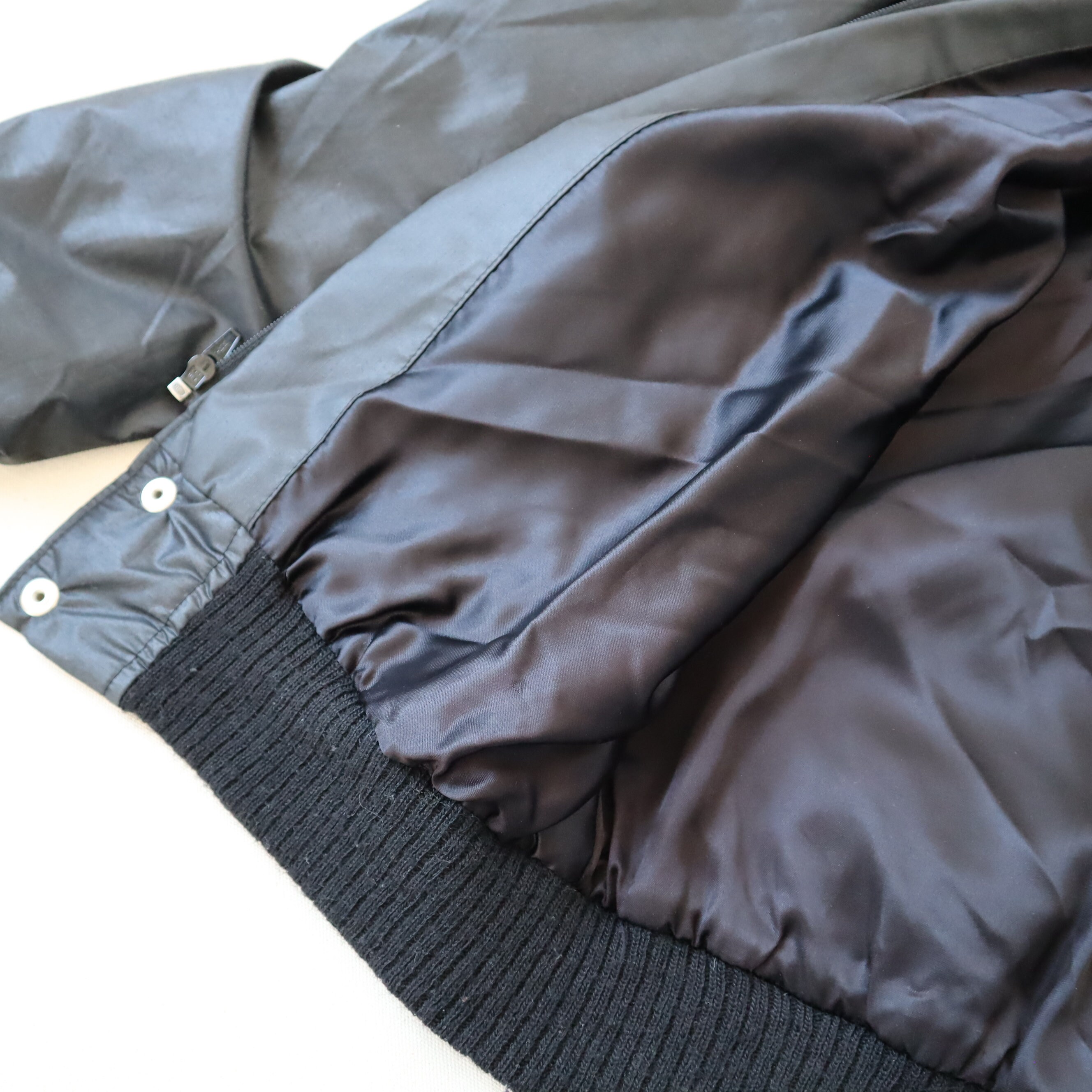 ジャケット・アウター 90s vintage short Black bomber jacket Vintage 90s Black Bomber Jacket With Retro Graphic