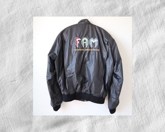 ジャケット・アウター 90s vintage short Black bomber jacket Vintage 90s Black Bomber Jacket With Retro Graphic