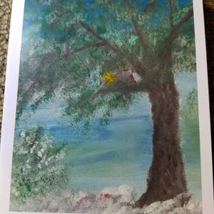Könnte beinhalten: Ein Gemälde, das einen großen Baum mit einem Vogelhaus in seinen Ästen zeigt. Der Baum befindet sich im Vordergrund, während der Hintergrund einen blauen Himmel mit weißen Wolken zeigt. Das Gemälde ist in einem realistischen Stil ausgeführt.