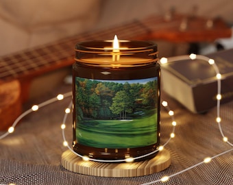 Vela aromática con la imagen de la pintura al óleo del Augusta National n.° 11, en frasco ámbar.