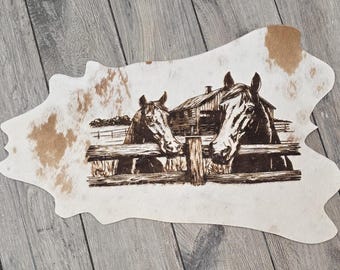 Decoración de pared estilo western con piel de vaca, grabado láser de piel de longhorn y caballo, arte rústico de rancho, letrero personalizado con nombre en piel de vaca, estilo granja western.