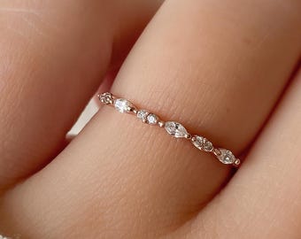 Mariette-ring • Marquise en ronde ring met gedraaide kristallen • Minimalistische ring • Kristallen ring • Stapelbare ring • Stapelring • Sierlijke ring