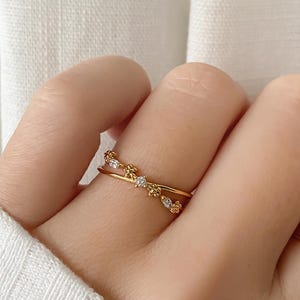 Harv Cross Ring, Minimalistisk Ring, CZ Blomring, Stapelbar Ring, Tunn Guldring, Stapelbar Ring, Elegant Ring, Antracitbeständig Ring