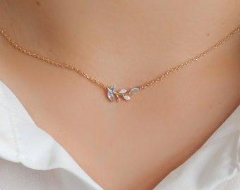 Blauwe ketting, bladketting, blauwe stenen ketting, iets blauws, blauwe geboortesteen, voor haar, cadeau voor vriendin vrouw sierlijke ketting