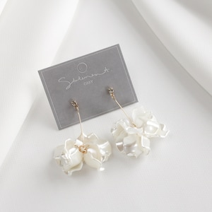 Druppeloorbellen goudsbloembloemblaadje, bloemen bruiloft oorbellen, bruiloft bloem oorbellen, bruids hangoorbellen, witte bloemen hangoorbellen, bruids bloemen