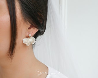 Poppy Petal Earrings, Pearl Flower Petal Drop Earrings, Wedding Flower Earrings, White Flower Petal Earrings, Bridesmaids Earring