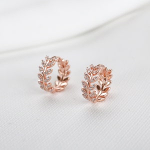 Leaflet Huggie Ohrringe, Olive Leaf Huggie Creolen, Laurel Leaf CZ Huggie Creolen Ohrringe, Vine Leaf Huggie Creolen, Pave Huggies