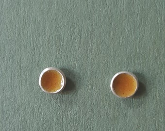 honey-coloured enamel silver plug
