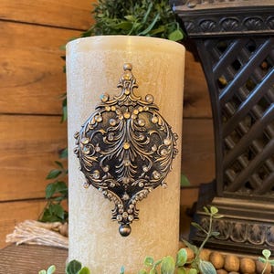 Vintage Glamour Medallion Candle Pin