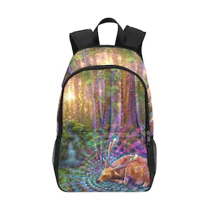 Może przedstawiać: Czarny plecak z kolorowym nadrukiem przedstawiającym scenę leśną z jeleniem leżącym na pierwszym planie. Las jest pełen drzew i światła.