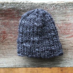 Kohle, ein handgestrickte dunkelblaue Wollmütze
