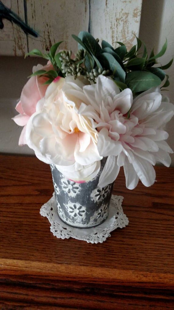 Petit Bouquet De Fleurs Dans Une Fleur Jolie Gaufre Seau Galvanisé