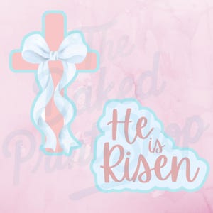 Pode incluir: Uma cruz rosa claro com um laço e fitas brancas, e uma contorno azul claro. O texto "He is Risen" está em script rosa dentro de um contorno azul claro em forma de nuvem. Fundo rosa claro.