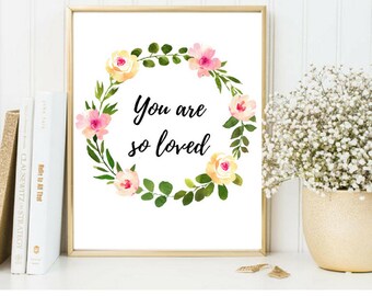 Könnte beinhalten: Ein weißer druckbarer Kunstdruck mit einem Blumenkranz und dem Text "You are so loved".