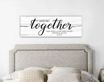 Regalo di nozze per coppia - E così insieme hanno costruito una vita - Segno sopra il letto - Segno della camera da letto principale - Regalo personalizzato per la data del matrimonio - Anniversario
