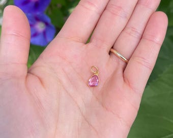 Ciondolo vintage con zaffiro rosa taglio rosetta in oro giallo 18 carati
