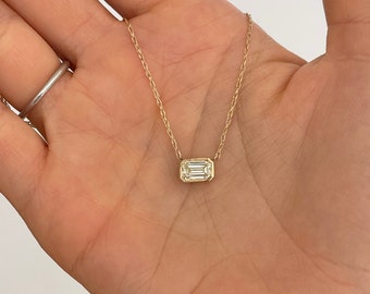 Colgante de diamantes de talla esmeralda engastados en bisel en oro amarillo de 18 k (0,84 quilates OP-VS)