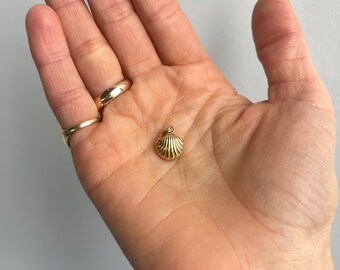 Vintage 14k Yellow Gold Puffed Clam Shell Charm