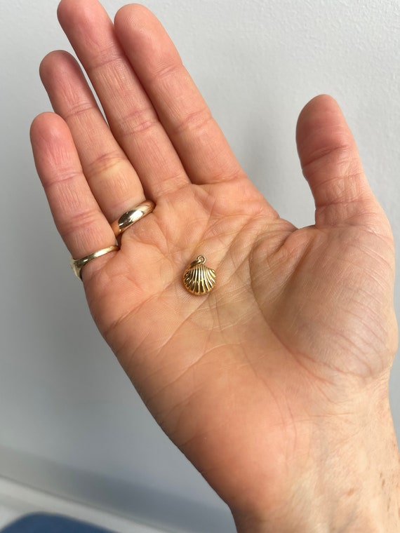 Vintage 14k Yellow Gold Puffed Clam Shell Charm