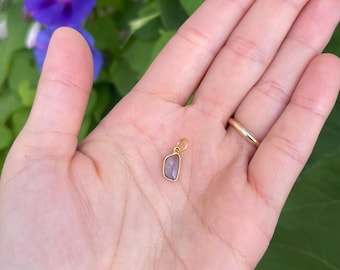 Vintage lila rosecut saffierhanger in 18k geelgoud