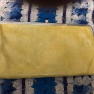 Hobo International Lauren Cartera de mano enmarcada Cuero forrado amarillo Gran forro blanco y negro muy especial