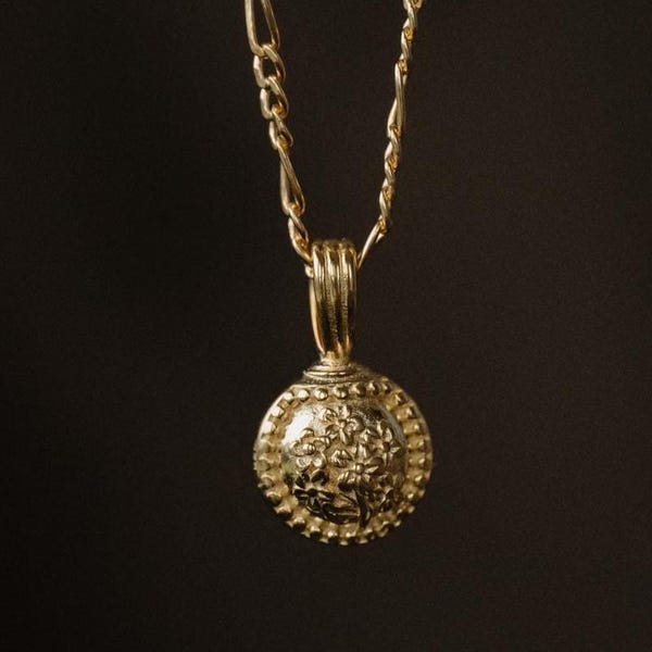 Collar con urna funeraria circular de nomeolvides bañado en oro de 14 k