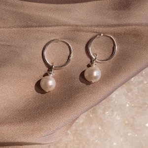 Pearl Huggie Hoops - sterlingzilver