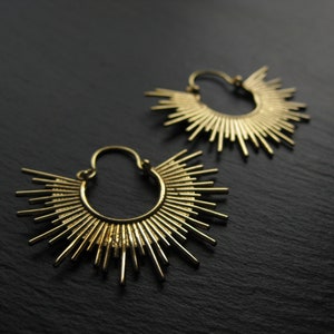 Créoles Sunshine en laiton . Boucles d'oreilles soleil. Créoles Sunburst. Bijoux célestes. Bijoux ethniques chics modernes. LIVRAISON GRATUITE Canada