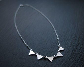 Collier Triangles sur Chaîne en Argent Sterling 925 . Minimaliste  . ENVOI GRATUIT au CANADA