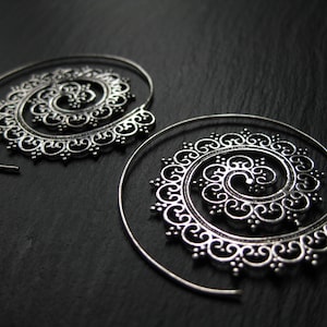 Zierliche Spiralen Creolen. Silbernes Mandala. Boho Hippie Chic Schmuck. Unendlich Ohrringe. Ohrringe aus Spitze. KOSTENFREIER VERSAND KANADA