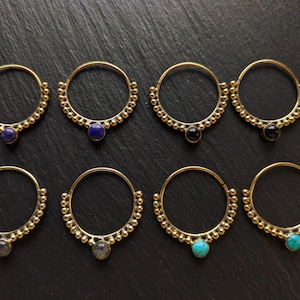 IMPERFEKT. Infinity mässingsörhängen med liten sten: Labradorit. Turkos. Lapis lazuli. Onyx. Exotiska smycken i bohemisk stil.