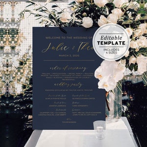 Puede incluir: Una plantilla de orden de ceremonia de boda azul marino con letras doradas. La plantilla incluye los nombres "Julie & Theo" y la fecha "2 de marzo de 2020". El orden de la ceremonia incluye la procesión, las lecturas, el intercambio de votos, la presentación de la pareja y la recesión. La fiesta de bodas se enumera con los nombres de los padres de la novia y el novio, la dama de honor, las damas de honor, el padrino de boda y los padrinos de boda.