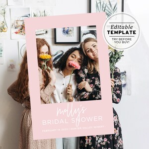 Puede incluir: Marco de cabina de fotos rosa con un borde blanco y el texto "molly's bridal shower" y "February 14 2023 | Hunter Valley Winery". Tres mujeres sostienen flores frente al marco.