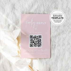 Puede incluir: Una tarjeta de invitación rosa pálido con las palabras "Kindly Reply" en una escritura delicada. La tarjeta incluye un código QR y la fecha "09.04.2022". Una pegatina circular dice "¡Plantilla editable, Pruébalo antes de comprar!"